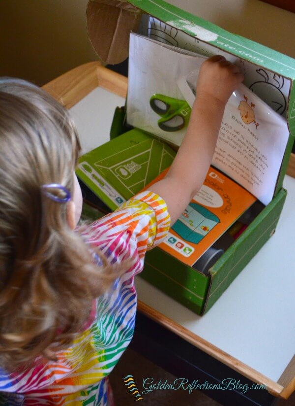 Opening our Kiwi Crate Box, fun kid crafts with Kiwi Crate