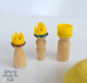 A Christmas themed Three Wise Men invitation to play with homemade play dough.