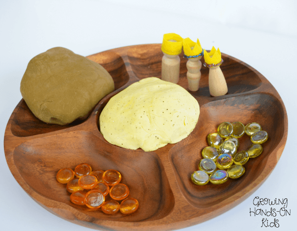 A Christmas themed Three Wise Men invitation to play with homemade play dough. 